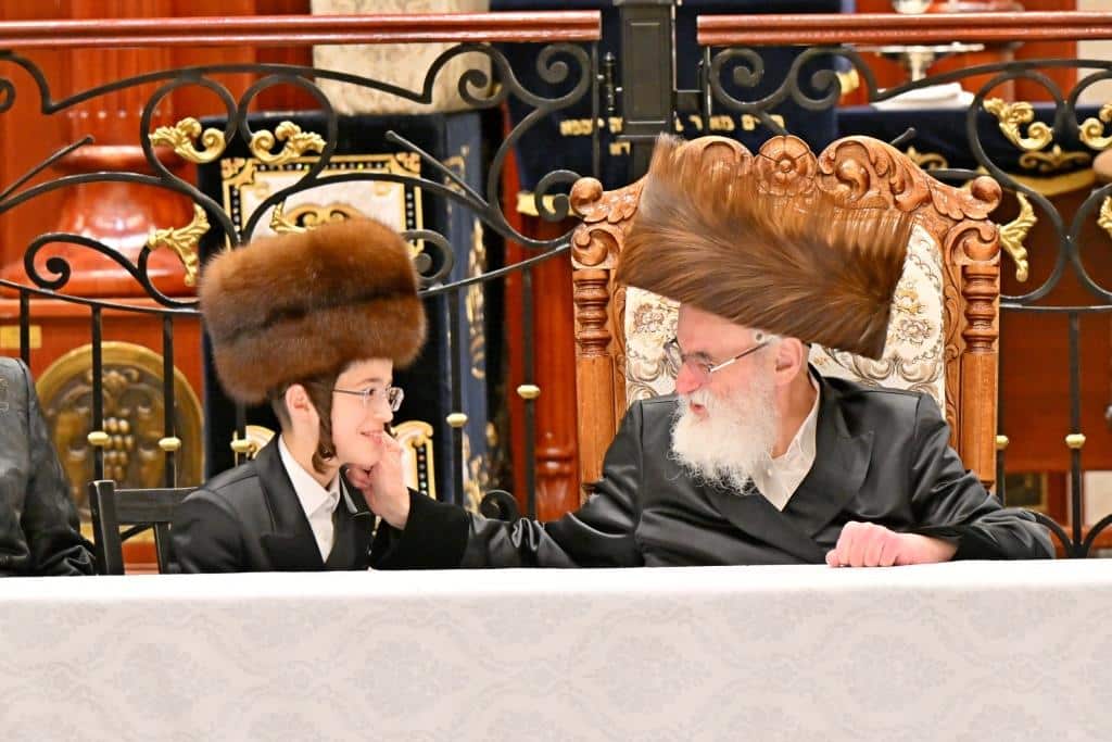 שמחת בית צדיקים: חבישת הקאלפיק והנחת התפילין לנכד האדמו"רים שמחת בית צדיקים: חבישת הקאלפיק והנחת התפילין לנכד האדמו"רים