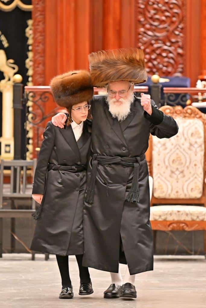 שמחת בית צדיקים: חבישת הקאלפיק והנחת התפילין לנכד האדמו"רים שמחת בית צדיקים: חבישת הקאלפיק והנחת התפילין לנכד האדמו"רים