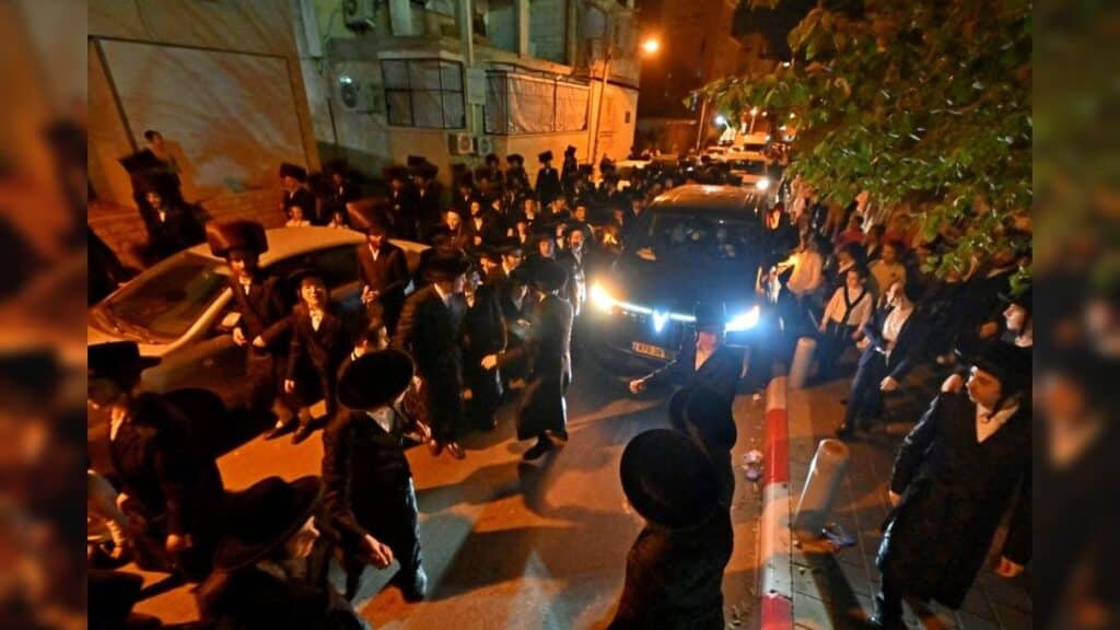 מעמד נעילת החג והקפות שניות בבית המדרש של סאטמאר בב"ב מעמד נעילת החג והקפות שניות בבית המדרש של סאטמאר בב"ב