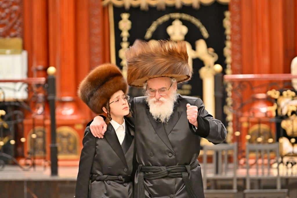 שמחת בית צדיקים: חבישת הקאלפיק והנחת התפילין לנכד האדמו"רים שמחת בית צדיקים: חבישת הקאלפיק והנחת התפילין לנכד האדמו"רים