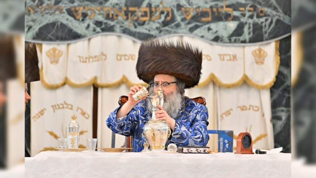 מעמד נעילת החג והקפות שניות בבית המדרש של סאטמאר בב"ב מעמד נעילת החג והקפות שניות בבית המדרש של סאטמאר בב"ב