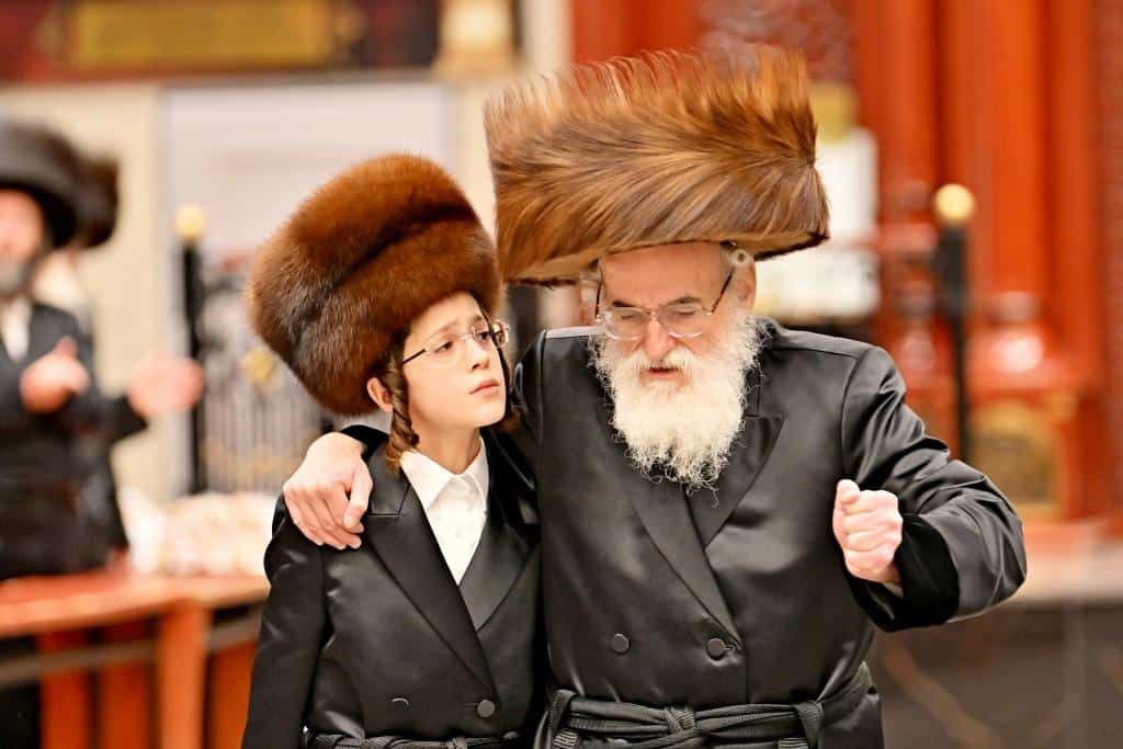 שמחת בית צדיקים: חבישת הקאלפיק והנחת התפילין לנכד האדמו"רים שמחת בית צדיקים: חבישת הקאלפיק והנחת התפילין לנכד האדמו"רים