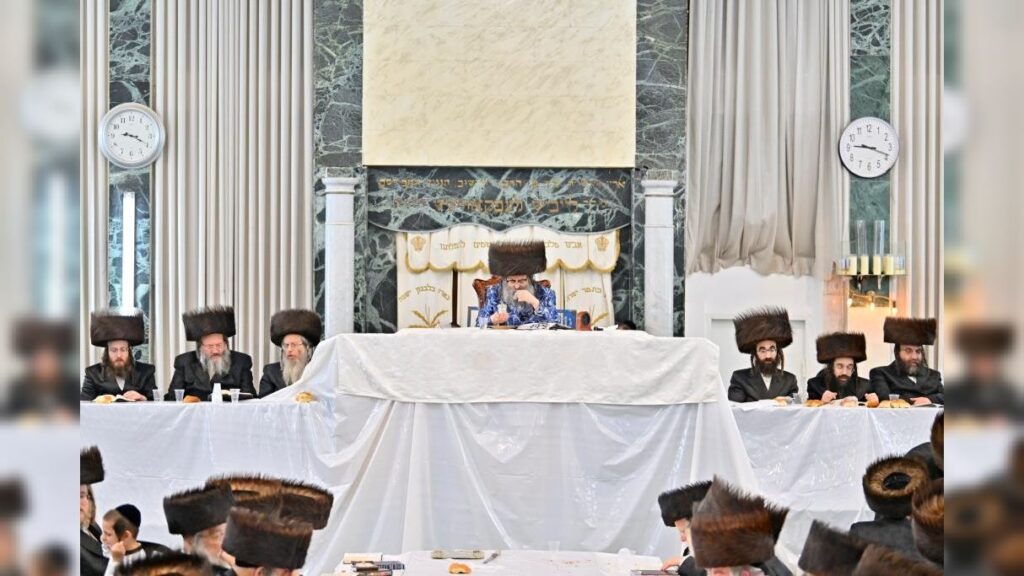 מעמד נעילת החג והקפות שניות בבית המדרש של סאטמאר בב"ב מעמד נעילת החג והקפות שניות בבית המדרש של סאטמאר בב"ב
