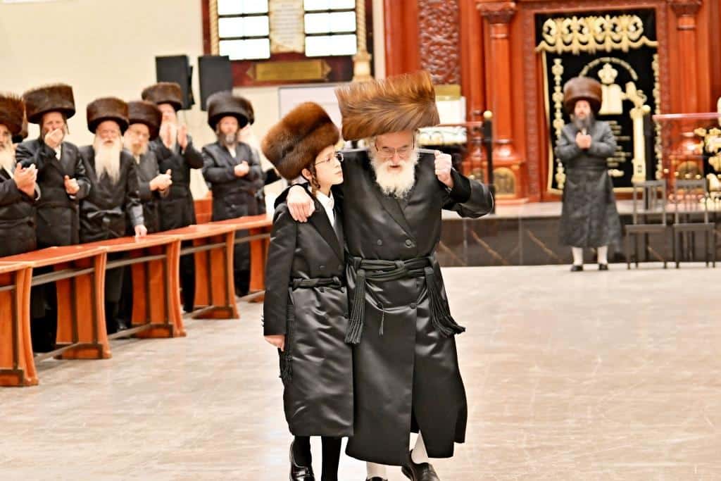 שמחת בית צדיקים: חבישת הקאלפיק והנחת התפילין לנכד האדמו"רים שמחת בית צדיקים: חבישת הקאלפיק והנחת התפילין לנכד האדמו"רים