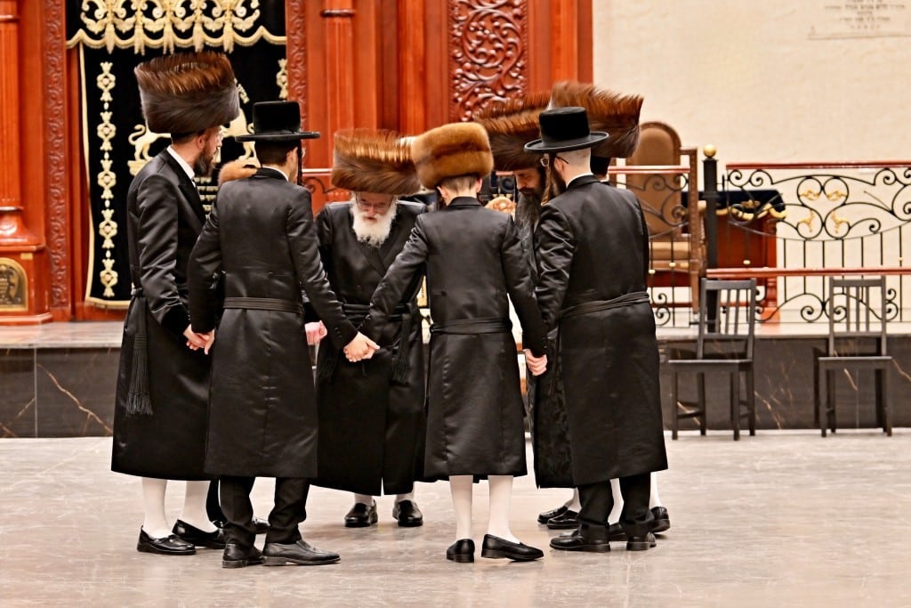 שמחת בית צדיקים: חבישת הקאלפיק והנחת התפילין לנכד האדמו"רים שמחת בית צדיקים: חבישת הקאלפיק והנחת התפילין לנכד האדמו"רים
