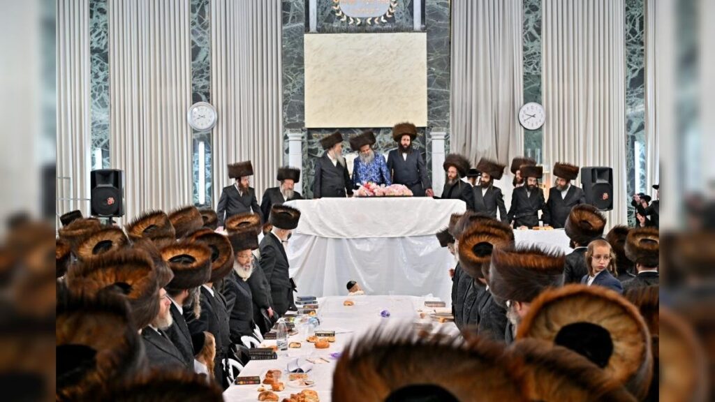 מעמד נעילת החג והקפות שניות בבית המדרש של סאטמאר בב"ב מעמד נעילת החג והקפות שניות בבית המדרש של סאטמאר בב"ב