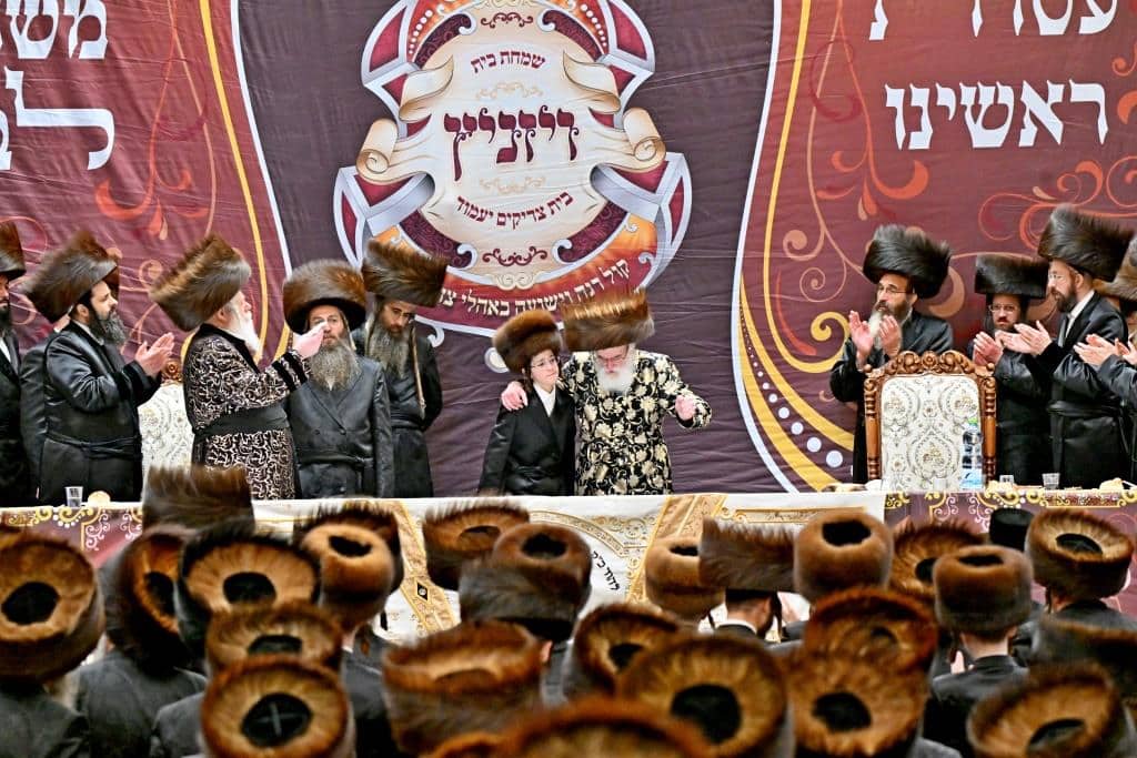 שמחת בית צדיקים: חבישת הקאלפיק והנחת התפילין לנכד האדמו"רים שמחת בית צדיקים: חבישת הקאלפיק והנחת התפילין לנכד האדמו"רים