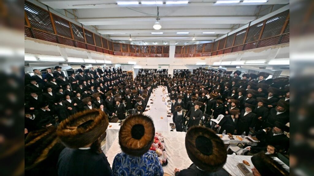 מעמד נעילת החג והקפות שניות בבית המדרש של סאטמאר בב"ב מעמד נעילת החג והקפות שניות בבית המדרש של סאטמאר בב"ב