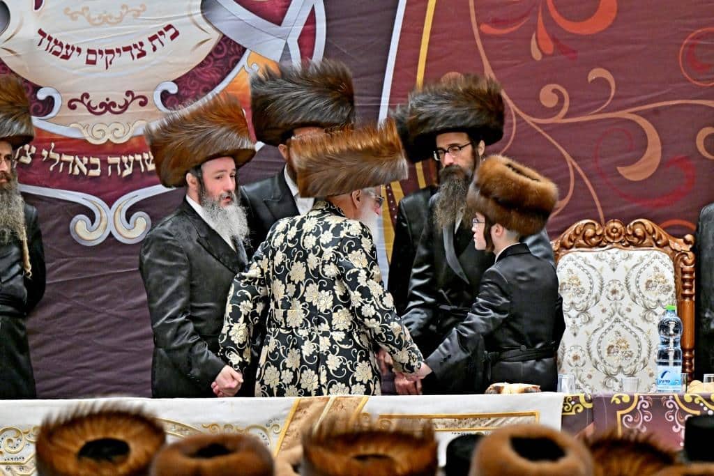 שמחת בית צדיקים: חבישת הקאלפיק והנחת התפילין לנכד האדמו"רים שמחת בית צדיקים: חבישת הקאלפיק והנחת התפילין לנכד האדמו"רים