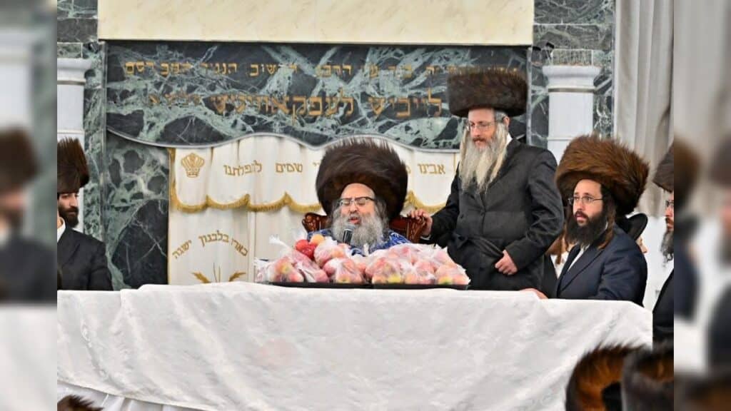מעמד נעילת החג והקפות שניות בבית המדרש של סאטמאר בב"ב מעמד נעילת החג והקפות שניות בבית המדרש של סאטמאר בב"ב