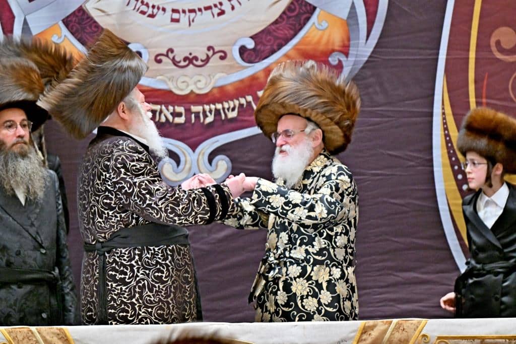 שמחת בית צדיקים: חבישת הקאלפיק והנחת התפילין לנכד האדמו"רים שמחת בית צדיקים: חבישת הקאלפיק והנחת התפילין לנכד האדמו"רים