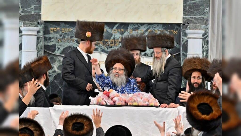 מעמד נעילת החג והקפות שניות בבית המדרש של סאטמאר בב"ב מעמד נעילת החג והקפות שניות בבית המדרש של סאטמאר בב"ב