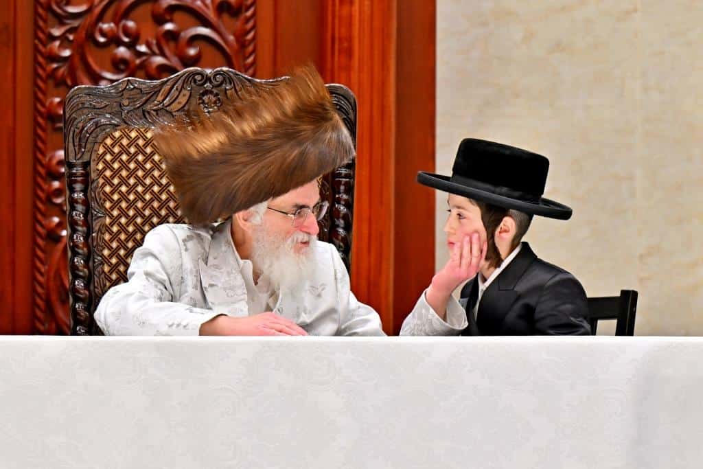 שמחת בית צדיקים: חבישת הקאלפיק והנחת התפילין לנכד האדמו"רים שמחת בית צדיקים: חבישת הקאלפיק והנחת התפילין לנכד האדמו"רים