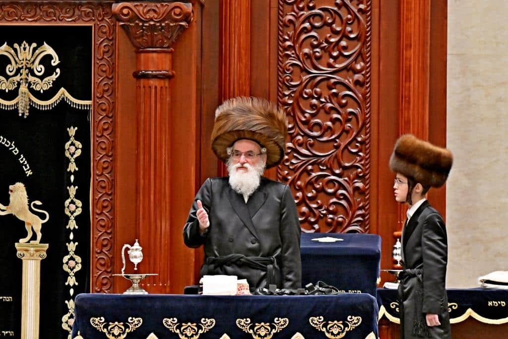 שמחת בית צדיקים: חבישת הקאלפיק והנחת התפילין לנכד האדמו"רים שמחת בית צדיקים: חבישת הקאלפיק והנחת התפילין לנכד האדמו"רים
