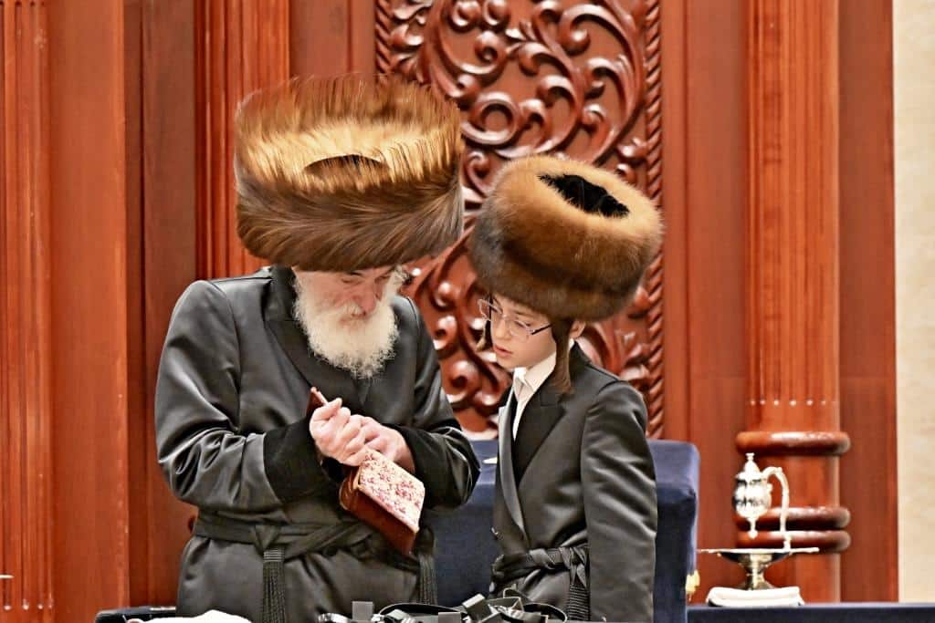 שמחת בית צדיקים: חבישת הקאלפיק והנחת התפילין לנכד האדמו"רים שמחת בית צדיקים: חבישת הקאלפיק והנחת התפילין לנכד האדמו"רים
