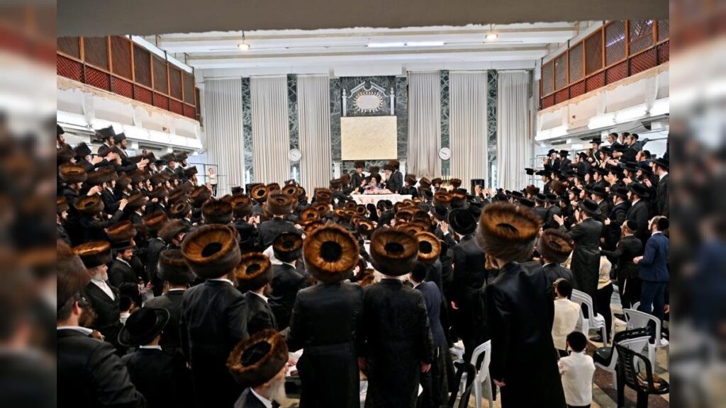 מעמד נעילת החג והקפות שניות בבית המדרש של סאטמאר בב"ב מעמד נעילת החג והקפות שניות בבית המדרש של סאטמאר בב"ב