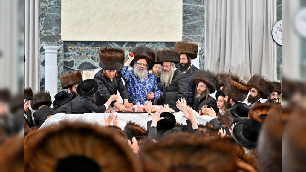 מעמד נעילת החג והקפות שניות בבית המדרש של סאטמאר בב"ב מעמד נעילת החג והקפות שניות בבית המדרש של סאטמאר בב"ב