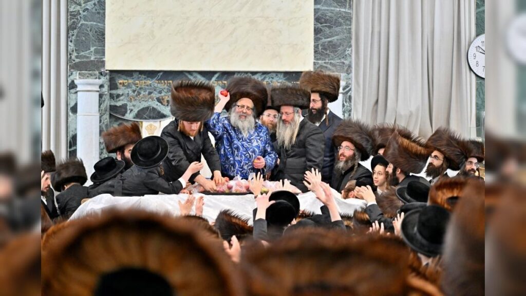 מעמד נעילת החג והקפות שניות בבית המדרש של סאטמאר בב"ב מעמד נעילת החג והקפות שניות בבית המדרש של סאטמאר בב"ב