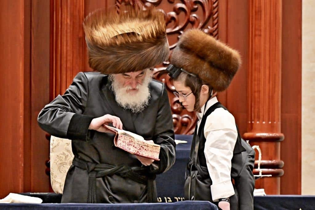 שמחת בית צדיקים: חבישת הקאלפיק והנחת התפילין לנכד האדמו"רים שמחת בית צדיקים: חבישת הקאלפיק והנחת התפילין לנכד האדמו"רים