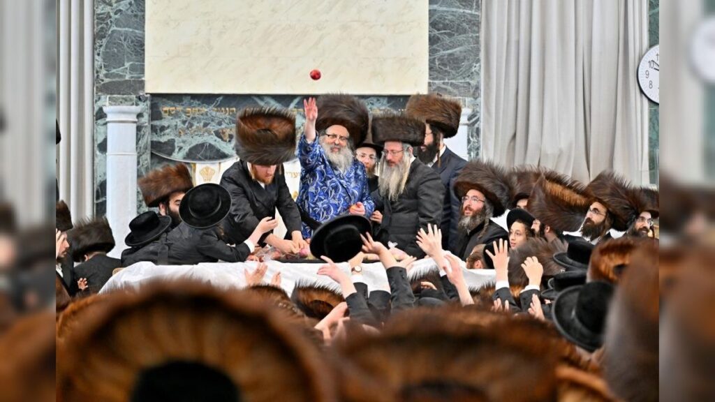 מעמד נעילת החג והקפות שניות בבית המדרש של סאטמאר בב"ב מעמד נעילת החג והקפות שניות בבית המדרש של סאטמאר בב"ב