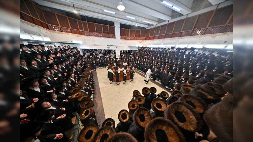 מעמד נעילת החג והקפות שניות בבית המדרש של סאטמאר בב"ב מעמד נעילת החג והקפות שניות בבית המדרש של סאטמאר בב"ב