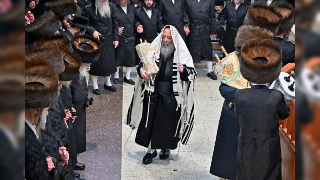 מעמד נעילת החג והקפות שניות בבית המדרש של סאטמאר בב"ב מעמד נעילת החג והקפות שניות בבית המדרש של סאטמאר בב"ב