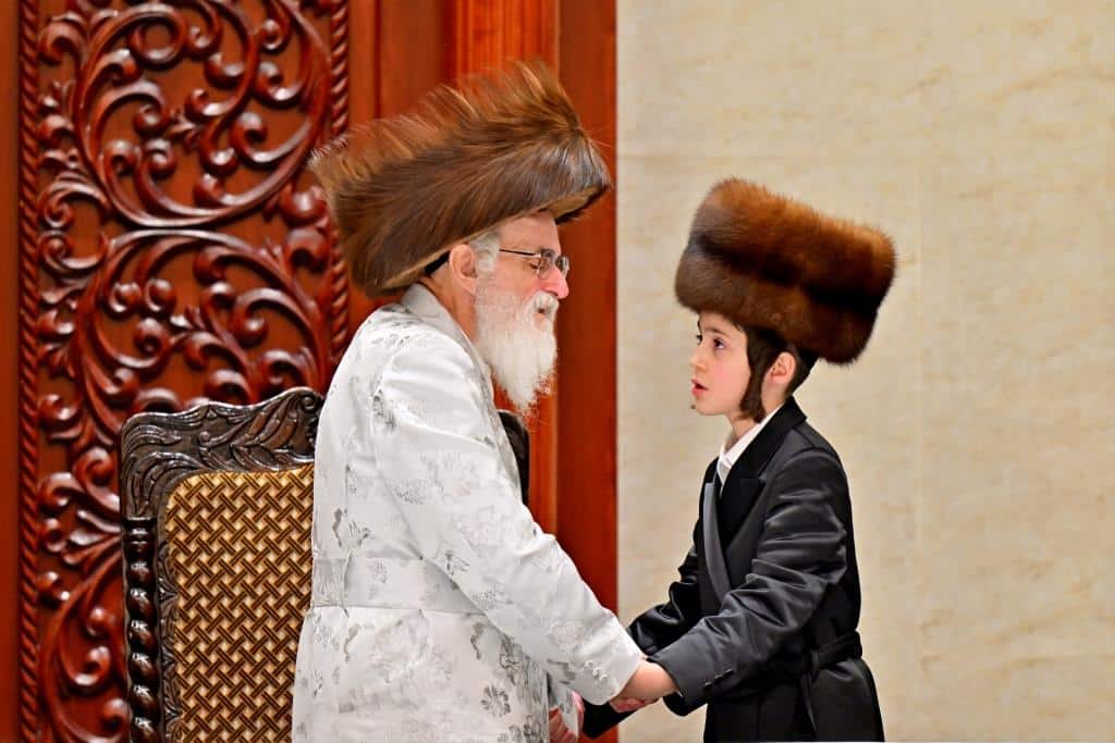 שמחת בית צדיקים: חבישת הקאלפיק והנחת התפילין לנכד האדמו"רים שמחת בית צדיקים: חבישת הקאלפיק והנחת התפילין לנכד האדמו"רים