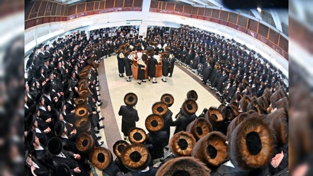מעמד נעילת החג והקפות שניות בבית המדרש של סאטמאר בב"ב מעמד נעילת החג והקפות שניות בבית המדרש של סאטמאר בב"ב