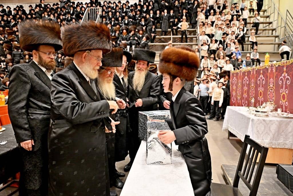 שמחת בית צדיקים: חבישת הקאלפיק והנחת התפילין לנכד האדמו"רים שמחת בית צדיקים: חבישת הקאלפיק והנחת התפילין לנכד האדמו"רים