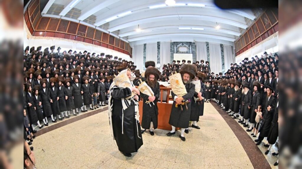 מעמד נעילת החג והקפות שניות בבית המדרש של סאטמאר בב"ב מעמד נעילת החג והקפות שניות בבית המדרש של סאטמאר בב"ב