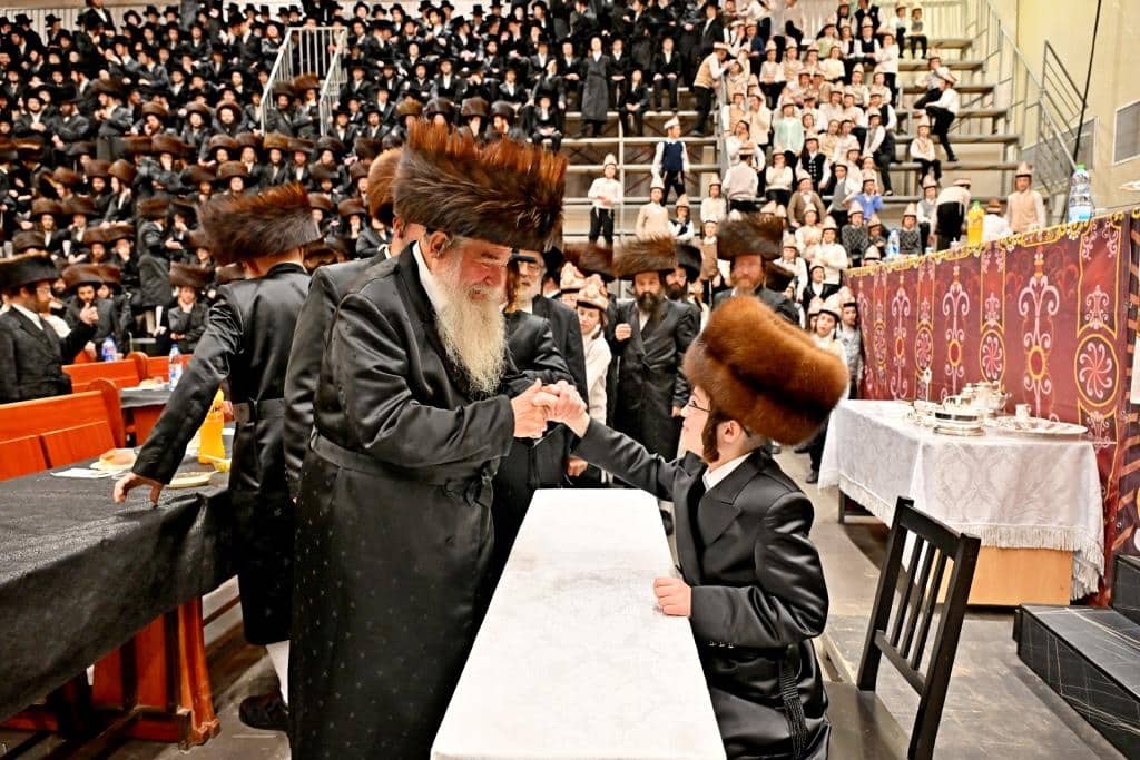שמחת בית צדיקים: חבישת הקאלפיק והנחת התפילין לנכד האדמו"רים שמחת בית צדיקים: חבישת הקאלפיק והנחת התפילין לנכד האדמו"רים