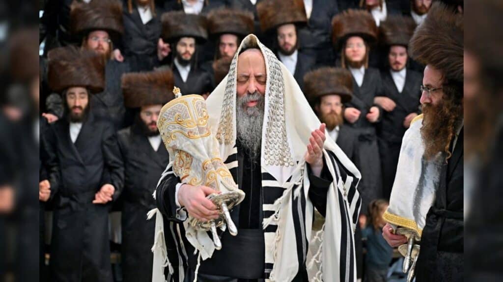 מעמד נעילת החג והקפות שניות בבית המדרש של סאטמאר בב"ב מעמד נעילת החג והקפות שניות בבית המדרש של סאטמאר בב"ב