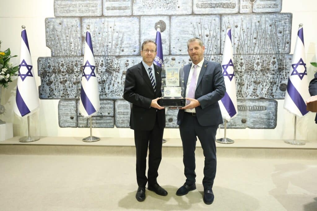 הרצוג הצדיע למתנדבי זק״א: ״אתם אנשי התמיד, שתמיד שם״ הרצוג הצדיע למתנדבי זק״א: ״אתם אנשי התמיד, שתמיד שם״