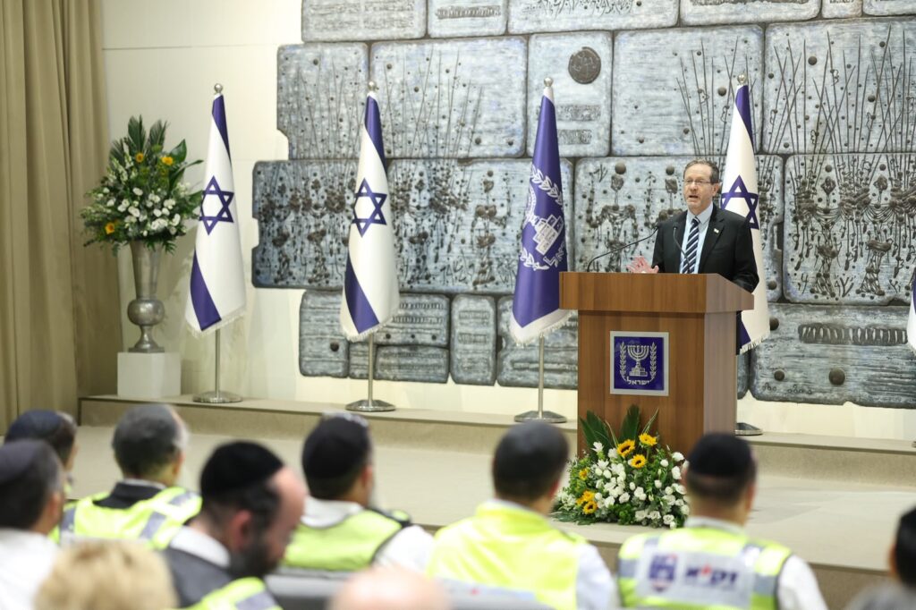 הרצוג הצדיע למתנדבי זק״א: ״אתם אנשי התמיד, שתמיד שם״ הרצוג הצדיע למתנדבי זק״א: ״אתם אנשי התמיד, שתמיד שם״