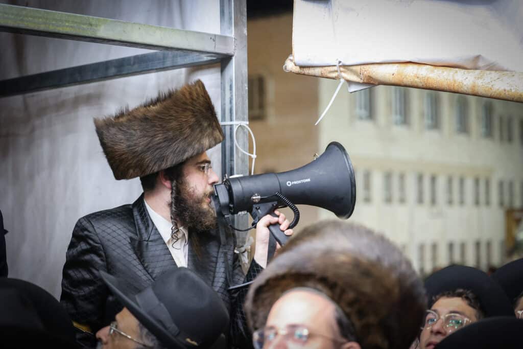 גלריית ענק: שעות של התעלות בשמחת בית השואבה של ר' מיילך גלריית ענק: שעות של התעלות בשמחת בית השואבה של ר' מיילך