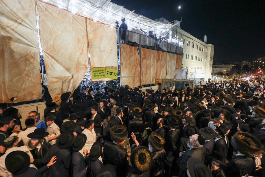 גלריית ענק: שעות של התעלות בשמחת בית השואבה של ר' מיילך גלריית ענק: שעות של התעלות בשמחת בית השואבה של ר' מיילך