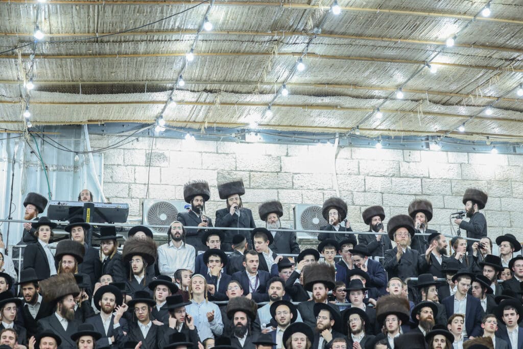 גלריית ענק: שעות של התעלות בשמחת בית השואבה של ר' מיילך גלריית ענק: שעות של התעלות בשמחת בית השואבה של ר' מיילך