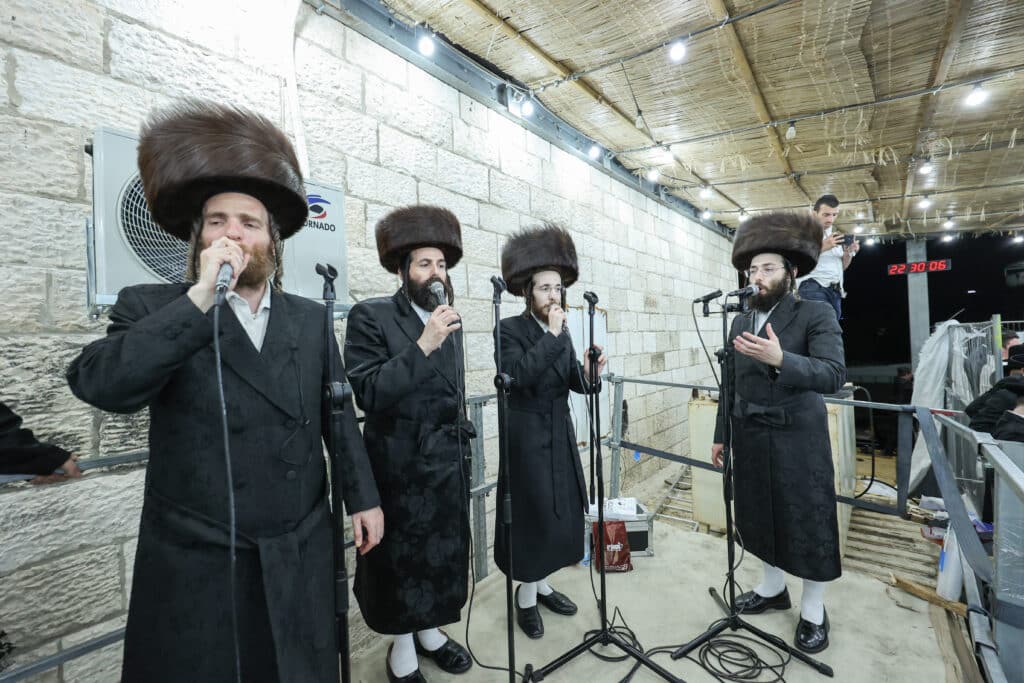 גלריית ענק: שעות של התעלות בשמחת בית השואבה של ר' מיילך גלריית ענק: שעות של התעלות בשמחת בית השואבה של ר' מיילך