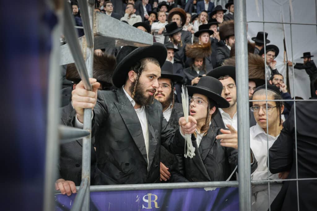 גלריית ענק: שעות של התעלות בשמחת בית השואבה של ר' מיילך גלריית ענק: שעות של התעלות בשמחת בית השואבה של ר' מיילך