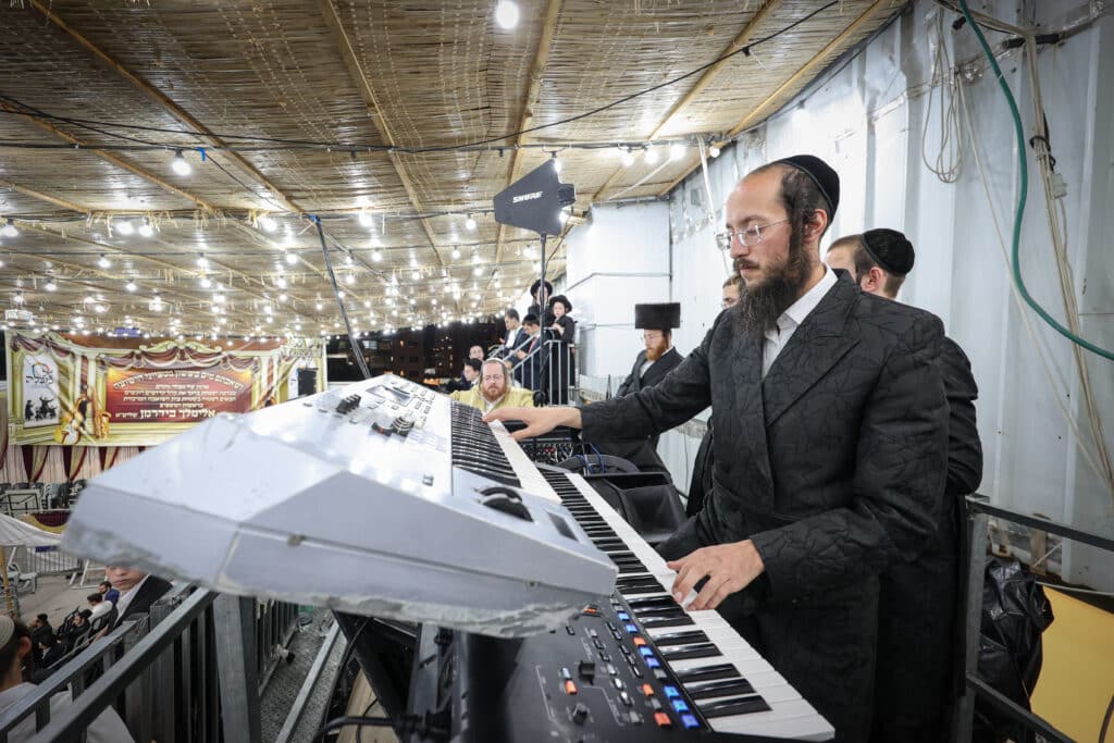 גלריית ענק: שעות של התעלות בשמחת בית השואבה של ר' מיילך גלריית ענק: שעות של התעלות בשמחת בית השואבה של ר' מיילך