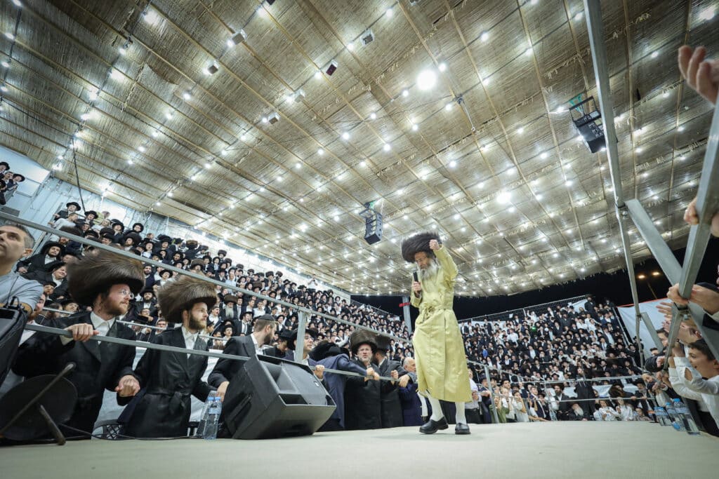 גלריית ענק: שעות של התעלות בשמחת בית השואבה של ר' מיילך גלריית ענק: שעות של התעלות בשמחת בית השואבה של ר' מיילך