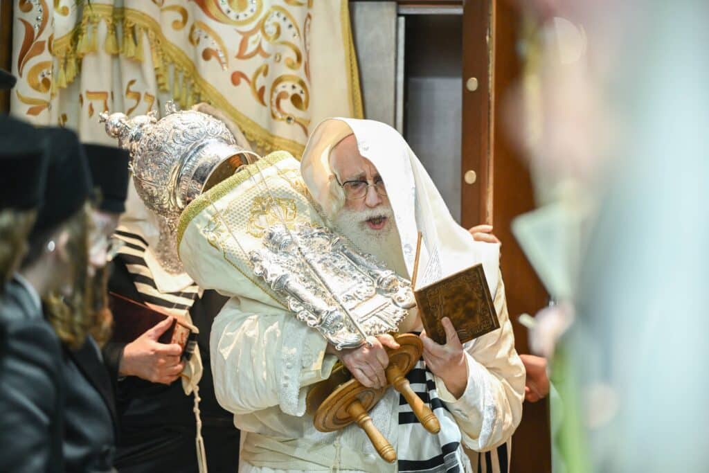 הנחת הסכך ועד והנענועים בלולב: גלריה מחג הסוכות בצאנז הנחת הסכך ועד והנענועים בלולב: גלריה מחג הסוכות בצאנז