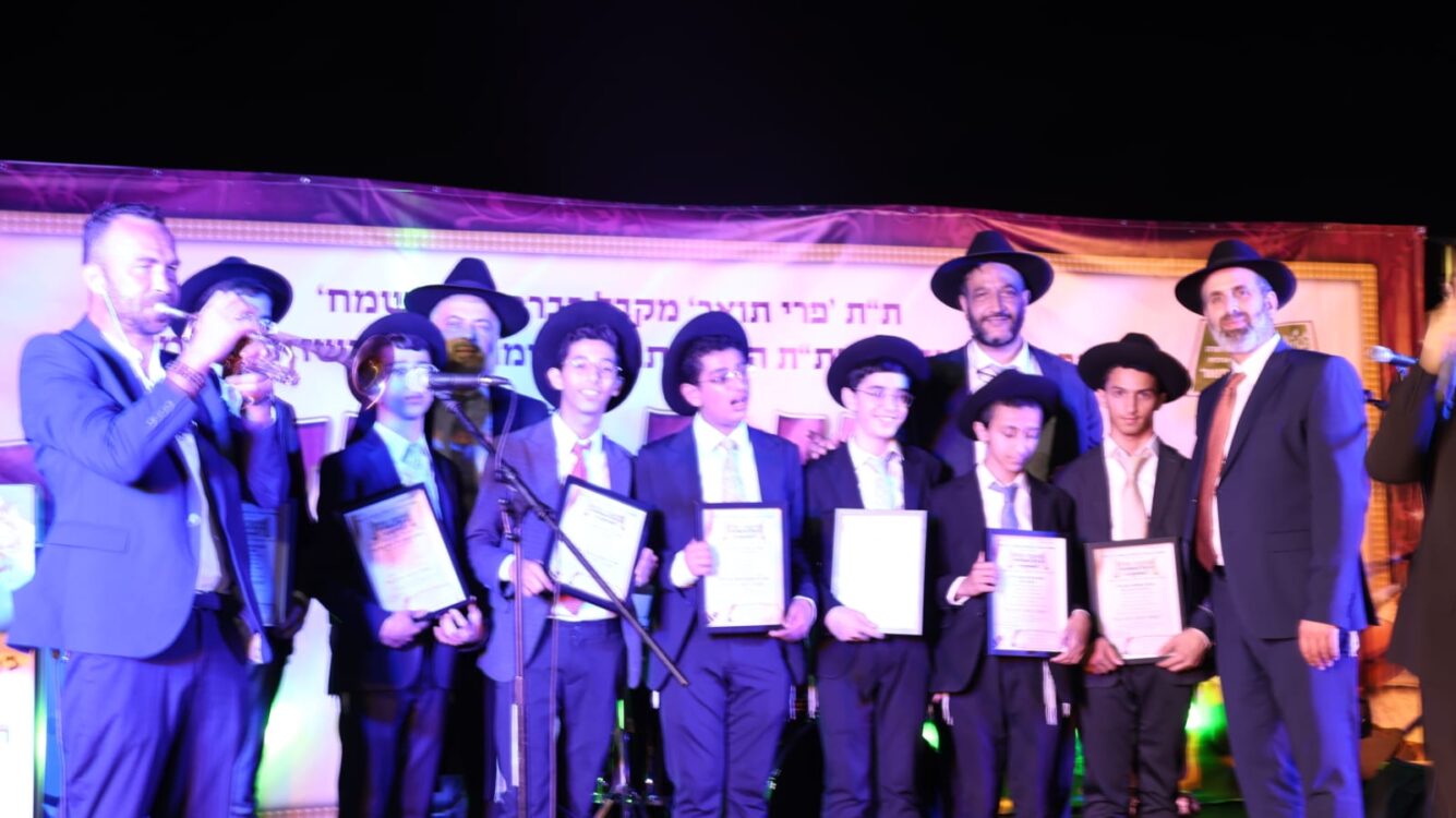רבה של אלעד במעמד כתיבת החבורות ע"י מאות מתושבי העיר