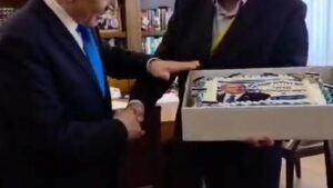 צפו: "שיחתכו אותי לחתיכות" - נתניהו ביקש לתרום את עוגת יום ההולדת לבתי חולים