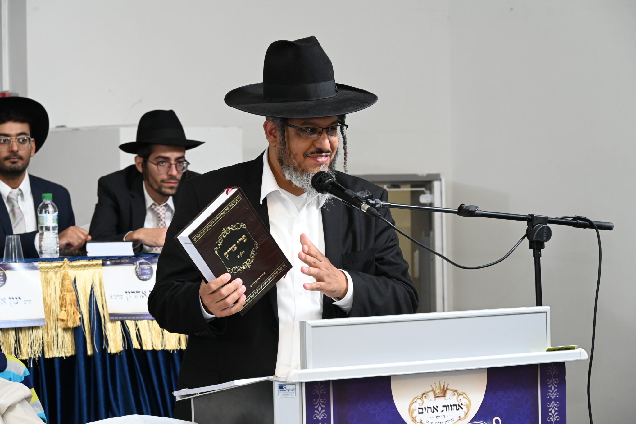 בהשתתפות פוסק עדת תימן: בקהילה התימנית בחריש חגגו שמחת חג בהשתתפות פוסק עדת תימן: בקהילה התימנית בחריש חגגו שמחת חג