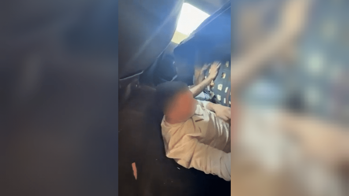 שני שב"חים הסתתרו מתחת למושבי הרכב ונתפסו על חם