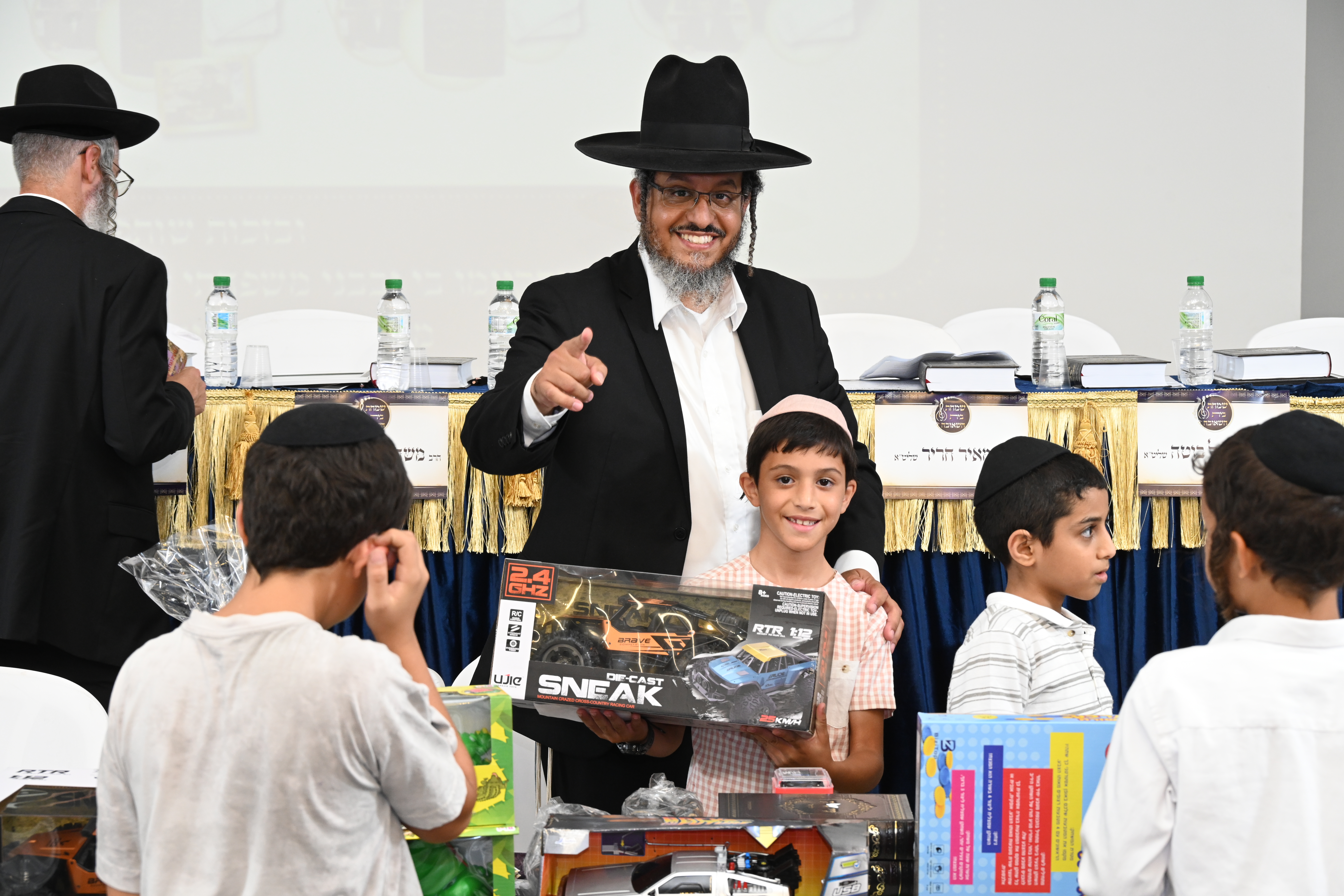 בהשתתפות פוסק עדת תימן: בקהילה התימנית בחריש חגגו שמחת חג בהשתתפות פוסק עדת תימן: בקהילה התימנית בחריש חגגו שמחת חג