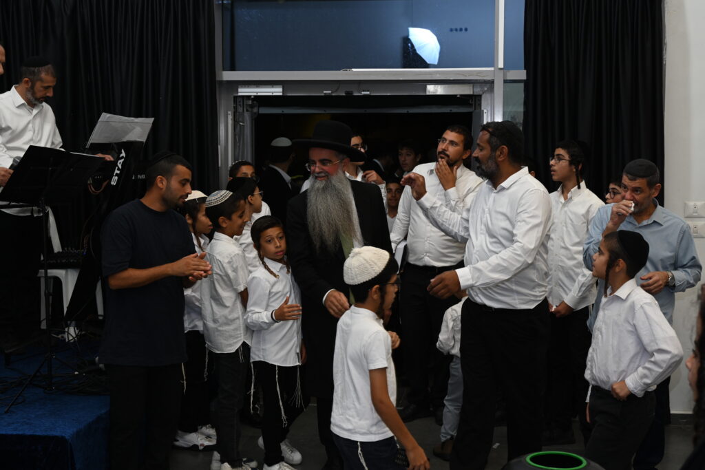 בהשתתפות פוסק עדת תימן: בקהילה התימנית בחריש חגגו שמחת חג בהשתתפות פוסק עדת תימן: בקהילה התימנית בחריש חגגו שמחת חג
