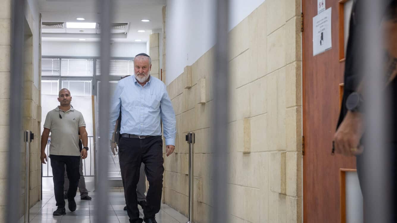 "לא יודע אם חתמתי": מנדלבליט במופע מגומגם ומבוהל