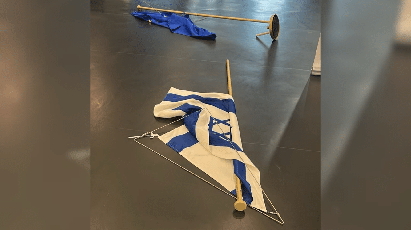 חברת הפרלמנט הפילה את דגל ישראל בתערוכת הזיכרון לטבח
